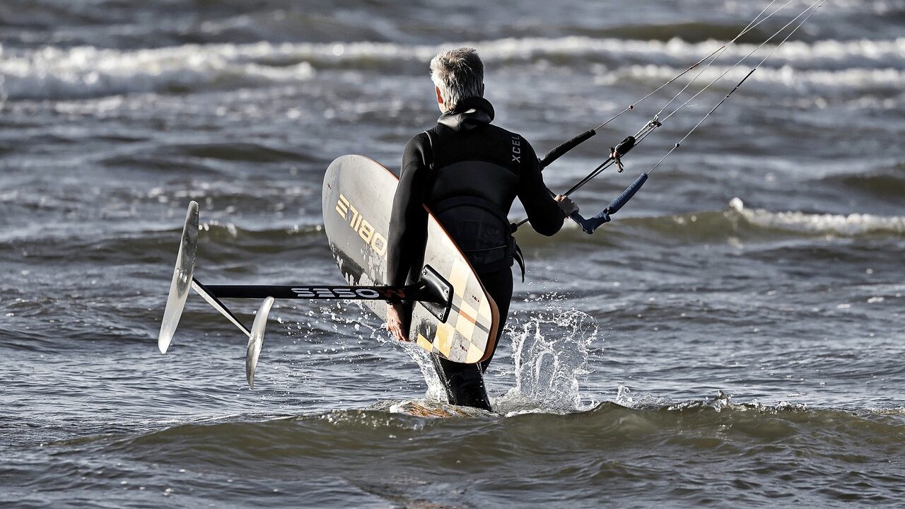 foilboard, hydrofoil, kitesurfer-7273936.jpg