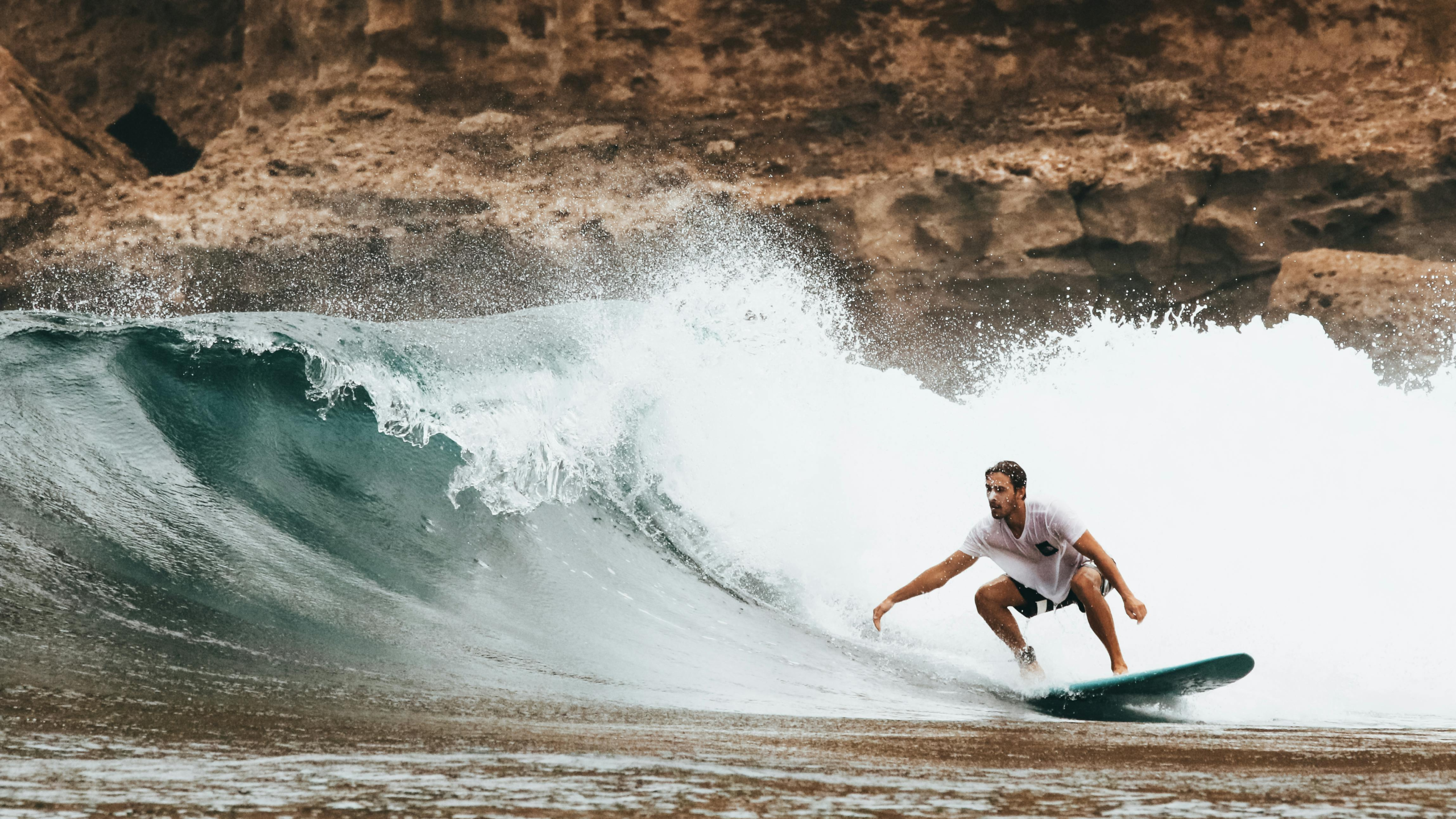 The Basics of How To Turn On a Surfboard